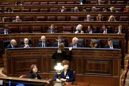 El presidente del Gobierno, Mariano Rajoy, y la vicepresidenta, Soraya Sáenz de Santamaría, junto al resto del Ejecutivo al inicio de la segunda jornada del debate.