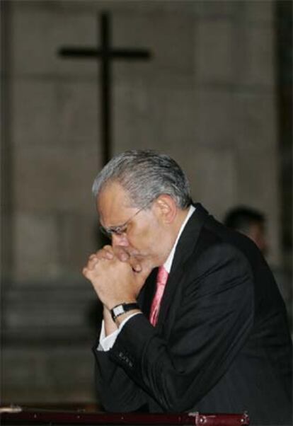 Carlos Mesa reza en la catedral de La Paz tras lograr el apoyo del Parlamento.