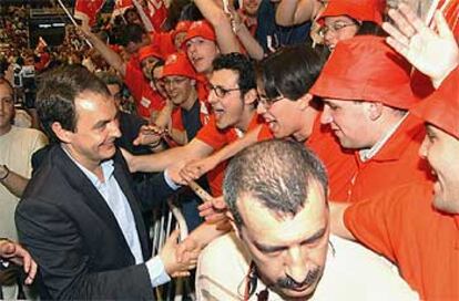 José Luis Rodríguez Zapatero saluda a simpatizantes socialistas en el polideportivo Pisuerga de Valladolid.