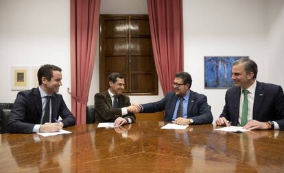 De izquierda a derecha, Teodoro García Egea y Juan Manuel Moreno Bonilla (PP) y Francisco Serrano y Francisco Javier Ortega Smith (Vox), en la firma del pacto de Gobierno para Andalucía.
 