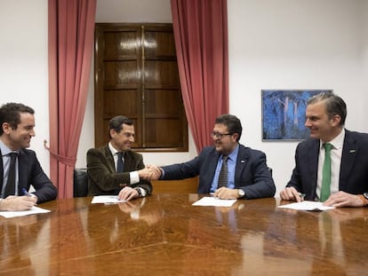 De izquierda a derecha, Teodoro García Egea y Juan Manuel Moreno Bonilla (PP) y Francisco Serrano y Francisco Javier Ortega Smith (Vox), en la firma del pacto de Gobierno para Andalucía.
 