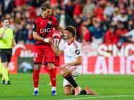 Lejeune, de lo mejor del Rayo, saluda a Kike Salas a la conclusión de un partido donde ambos equipos se conformaron con el empate.
