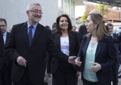 La ministra de Fomento, Ana Pastor (d), saluda al consejero andaluz de Economía, Innovación, Ciencia y Empleo, Antonio Ávila (i), durante la visita que ha realizado hoy al Centro de Tecnologías Ferroviarias de ADIF en el Parque Tecnológico de Andalucía (PTA), en Málaga, donde ha recorrido las instalaciones y ha conocido los diversos proyectos de innovación del centro.