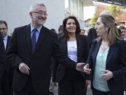 La ministra de Fomento, Ana Pastor (d), saluda al consejero andaluz de Economía, Innovación, Ciencia y Empleo, Antonio Ávila (i), durante la visita que ha realizado hoy al Centro de Tecnologías Ferroviarias de ADIF en el Parque Tecnológico de Andalucía (PTA), en Málaga, donde ha recorrido las instalaciones y ha conocido los diversos proyectos de innovación del centro.