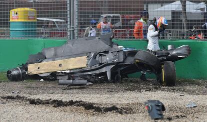 Alonso se aleja de su coche tras el accidente.