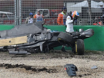Alonso se aleja de su coche tras el accidente.
