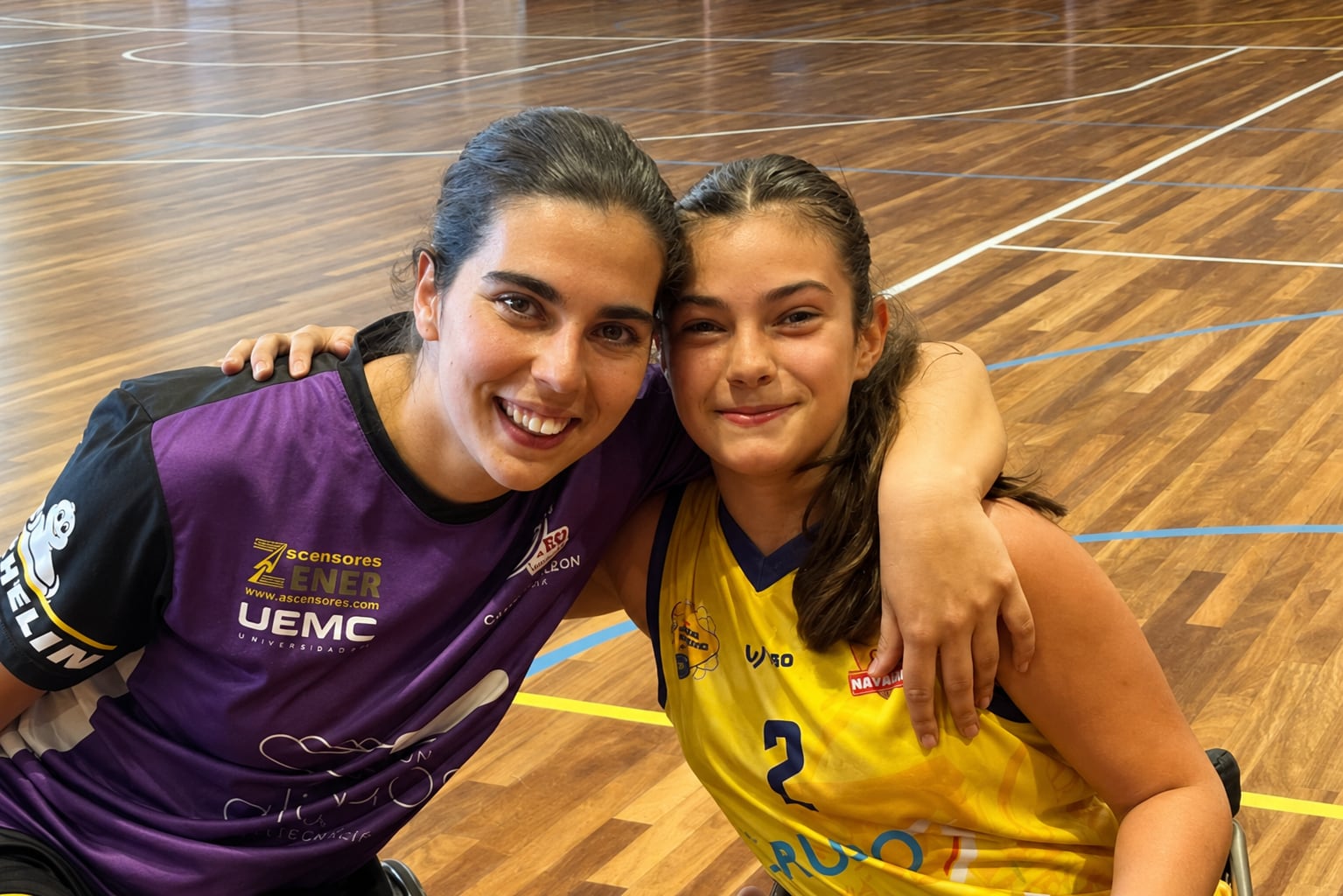 Beatriz Zudaire y Carmen Hernández con la indumentaria de sus clubes.