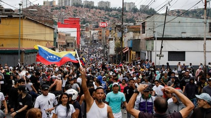 Manifestantes salían a la calle para protestar por el resultado oficial de las elecciones, el lunes en el barrio de Catia de Caracas.