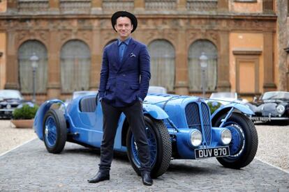 Jude Law, frente al lujosos vehículo de carreras Delhaye 135S de su última película, 'The Gentleman’s Wager II'.
