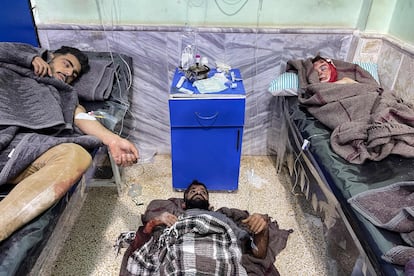 Dos hombres y un niño, heridos en el terremoto, son atendidos en un hospital de Bab al-Hawa, en la provincia de Idlib, Siria. 