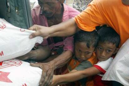Indonesios reciben ayuda humanitaria de un helicóptero estadounidense en la costa de Sumatra.