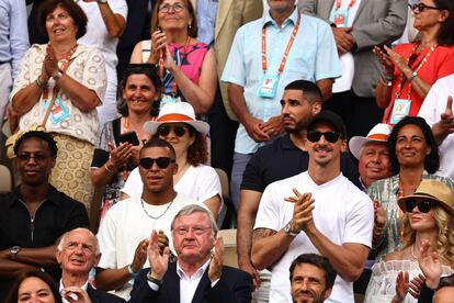 Mbappé e Ibrahimovic, de blanco, aplauden a Djokovic.