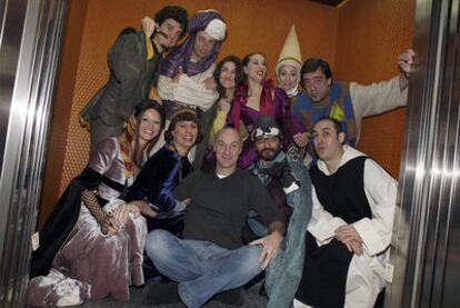 Paco Mir, sentado en el centro, con los actores de su versión de <i>La venganza de Don Mendo</i>.