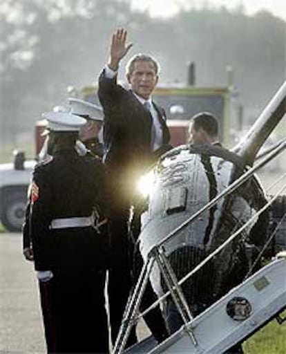 George W. Bush saluda antes de dirigirse a la base aérea de Andrews para volar hacia Polonia.