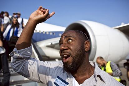 Un inmigrante judío celebra su llegada a Israel desde Norteamérica.