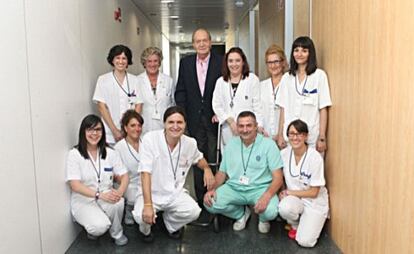 El Rey con andador, junto al equipo médico que le ha atendido en el Hospital Quirón.