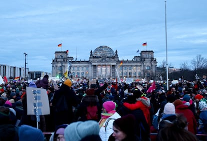 Protesta contra la extrema derecha alemana, Afd, delante del Parlamento alemán, el 21 de enero pasado.