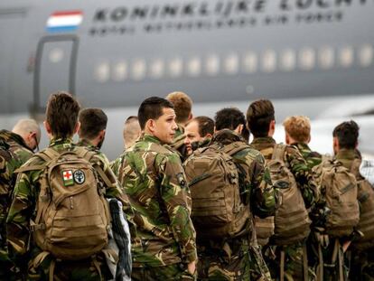 Soldados holandeses embarcam em um avião para participar nos exercícios militares da OTAN na Noruega.