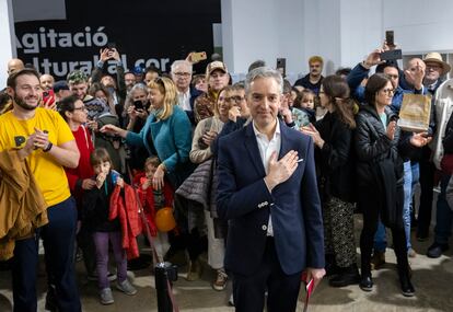 El director del Consorci de Museus de la Comunitat Valenciana y del Centre del Carme Cultura Contemporània (CCCC), José Luis Pérez Pont, saluda a las puertas del Centre del Carme durante la concentración en contra de su destitución como director.