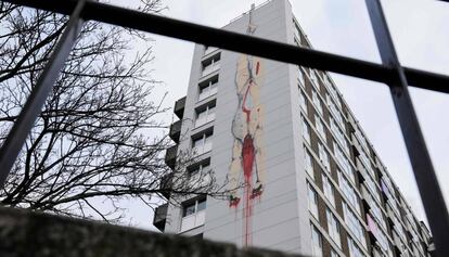 Fachada de un edificio con un mural que hace referencia al cuadro 'Los cadáveres de los hermanos De Witt', del pintor holandés Jan de Baen.