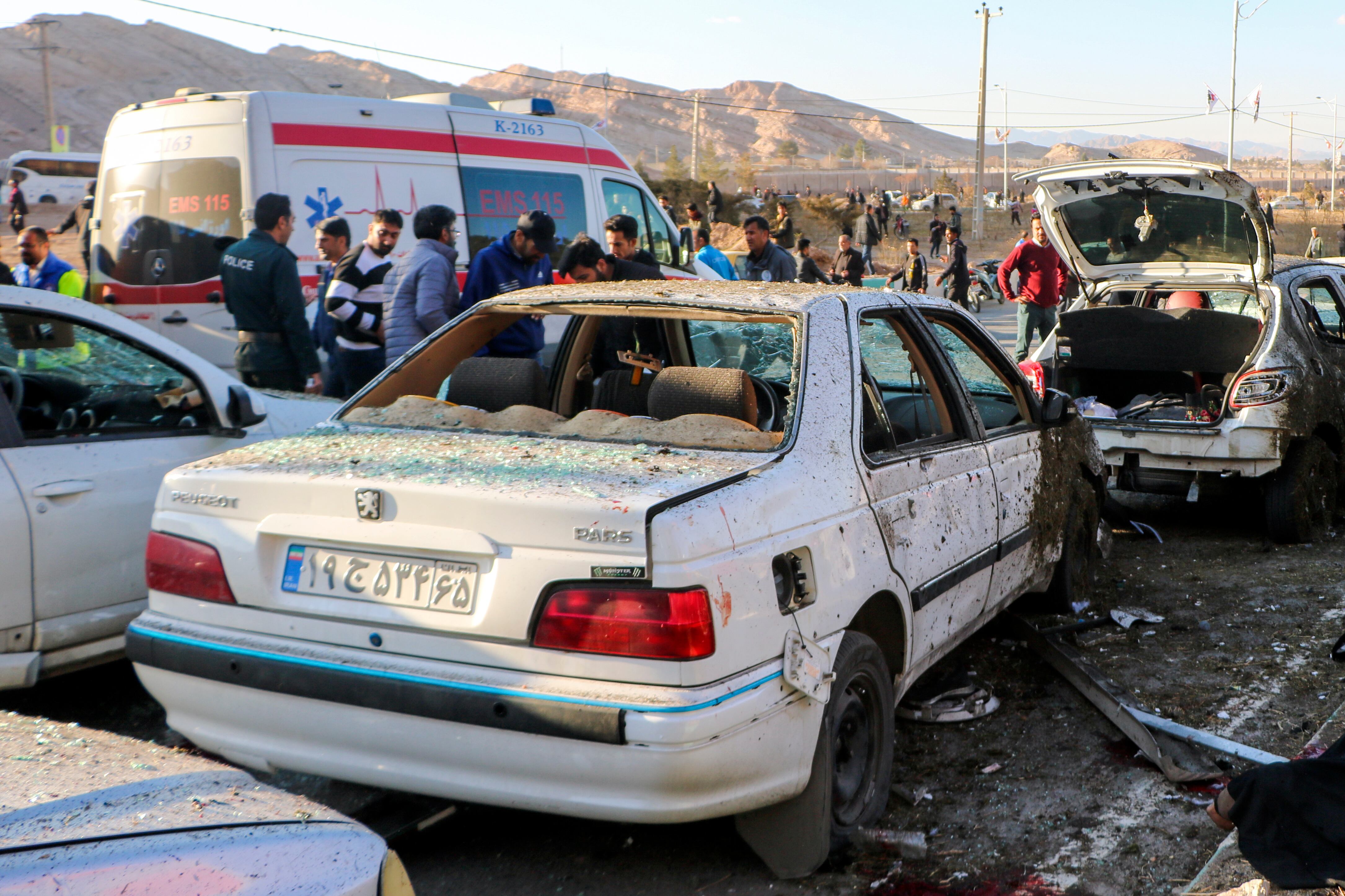 Las explosiones han matado al menos a 103 personas y han herido a decenas cerca de un cementerio en Irán, donde se estaba celebrando la ceremonia, el miércoles.