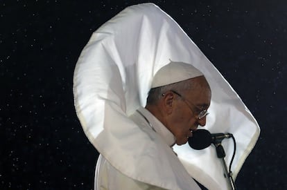 El papa Francisco se dirige a los jóvenes reunidos en la playa de Copacabana, en Río de Janeiro (Brasil), en las jornadas mundiales de la Juventud, el 25 de julio de 2013.