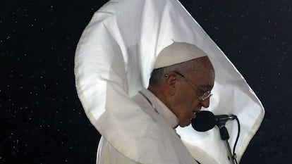 El papa Francisco se dirige a los jóvenes reunidos en la playa de Copacabana, en Río de Janeiro, en julio de 2013.