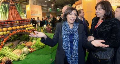 La socialista Anne Hidalgo (izq.) de visita el lunes en una feria de agricultura en Par&iacute;s.