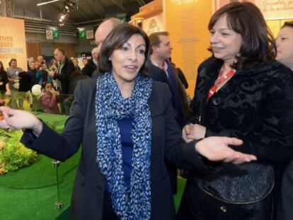 La socialista Anne Hidalgo (izq.) de visita el lunes en una feria de agricultura en París.