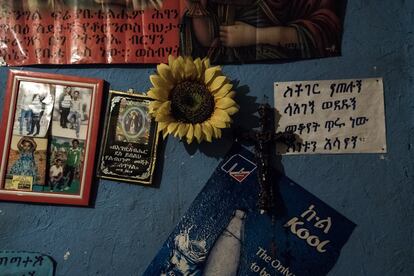 Birhanu (20 años) vive con Adane (21 años) en una habitación de 15 metros cuadrados, sin baño. De la pared cuelgan algunas fotos-recuerdo, unas oraciones y un girasol.