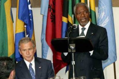 Kofi Annan, con Bush a su lado, se dirige a los asistentes en el almuerzo de jefes de Estado celebrado ayer en Nueva York.