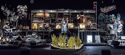 Vinicio Capossela y Cabo San Roque en su actuación juntos en la inauguración oficial del Mercat de Música Viva de Vic, el jueves.