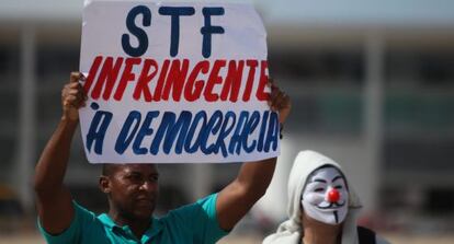 Manifestantes protestan por la decisión de la Corte Suprema.