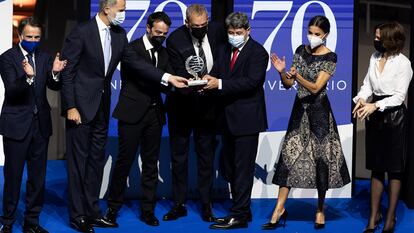 Da esquerda para a direita, Josep Crehueras, Felipe VI, os vencedores Agustín Martínez, Jorge Díaz e Antonio Mercero, junto à rainha Letizia e à finalista Paloma Sánchez Garnica.