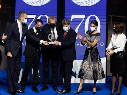 De izquierda a derecha, Josep Crehueras; el rey Felipe VI; los ganadores del Premio Planeta Agustín Martínez, Jorge Díaz y
Antonio Mercero; la reina Letizia, y la finalista, Paloma Sánchez-Garnica.