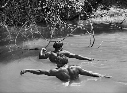 Dos indios waurá tiran de la red de pesca en la laguna de Piyulaga.