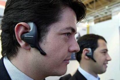 Auricular y micrófono de telefonía móvil con tecnología bluetooth.