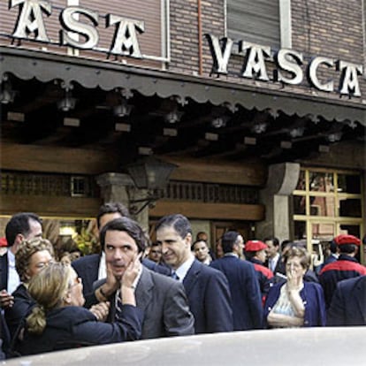 Una simpatizante del PP acaricia a José María Aznar, esta mañana en Bilbao.