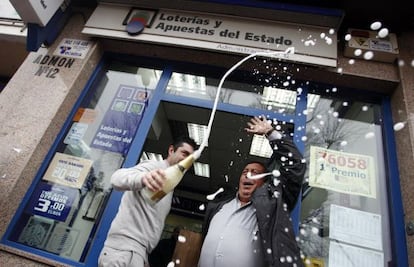 Vecinos de El Chorrilo celebran su alegr&iacute;a en el Gordo de 2012.