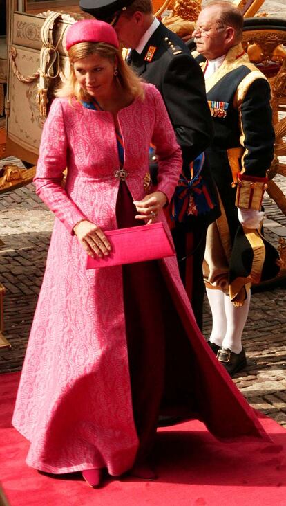 Embarazada, de fucsia de pies a cabeza, y con un look muy sixties. Así acudió el acto que se celebró en el Binnenhof de la Haya (2003), donde la reina Beatriz acostumbra a dar un discurso delante del Parlamento y de los miembros de la Casa Real.