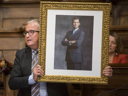 Josep Bou amb el retrat de Felip VI, dilluns, a la sala de plens.