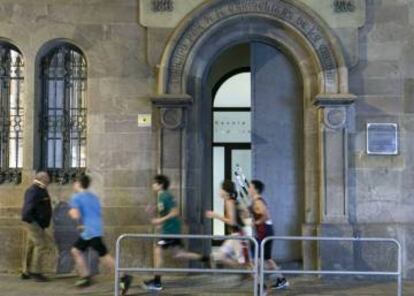 Entrada d'una escola Vedruna a Gràcia, Barcelona.