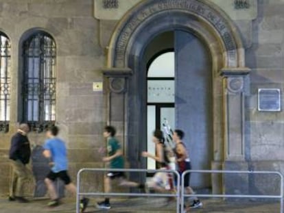Entrada d'una escola Vedruna a Gràcia, Barcelona.