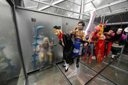 Un grupo de actores posando disfrazados en un baño público con motivo del Día Mundial del Retrete, en Changsha, China, el 19 de noviembre.
