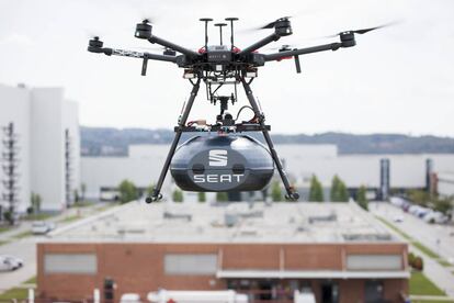 El dron de Seat que transporta components per a cotxes.