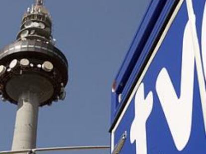 Vista del Pirulí, centro de comunicaciones de RTVE, con un equipo de la corporación en primer plano