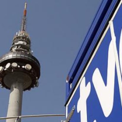 Vista del Pirulí, centro de comunicaciones de RTVE, con un equipo de la corporación en primer plano