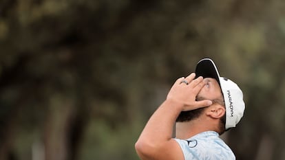 Jon Rahm se lamenta de un fallo en el hoyo 17.