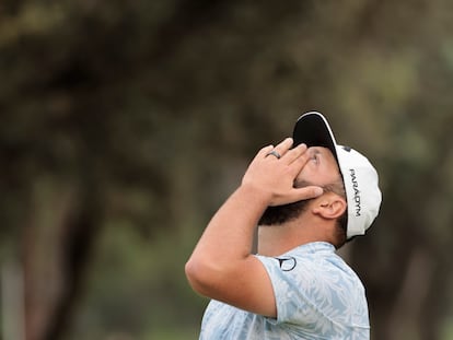 Jon Rahm se lamenta de un fallo en el hoyo 17.