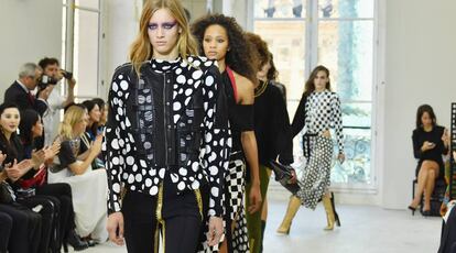 Carrusel final del desfile de Louis Vuitton en París.